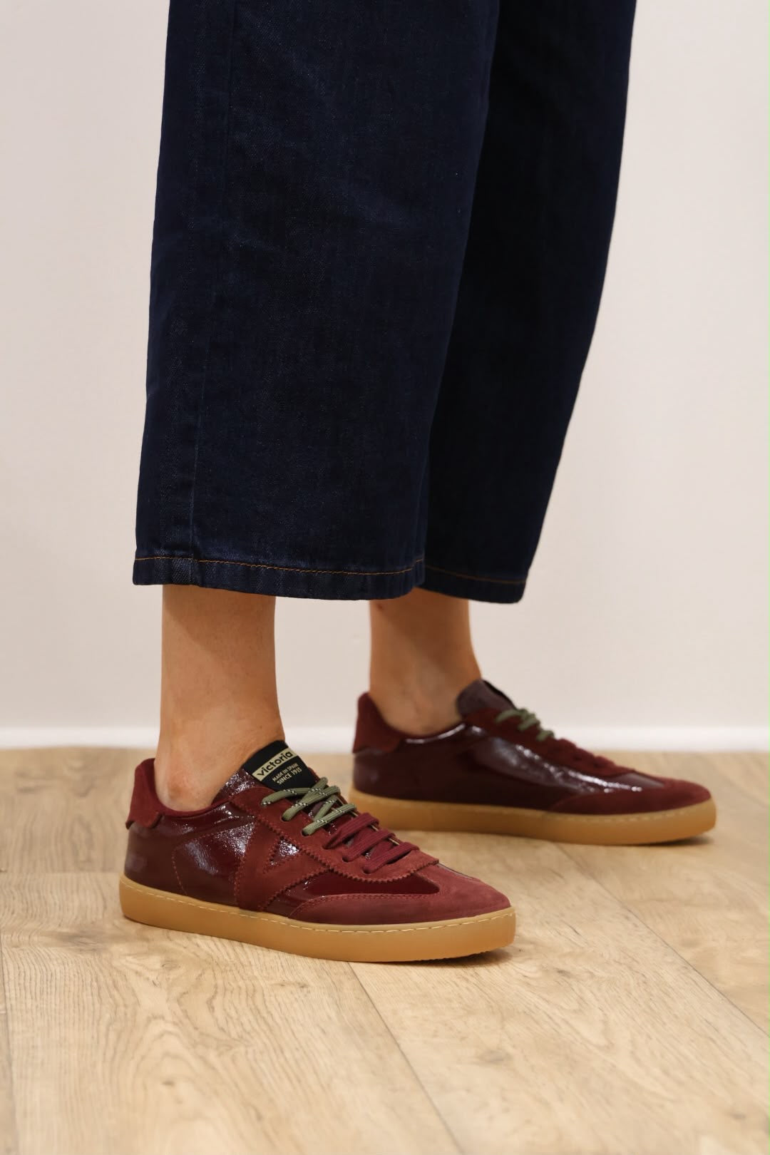 Victoria - 1 126243 Burgundy Trainer