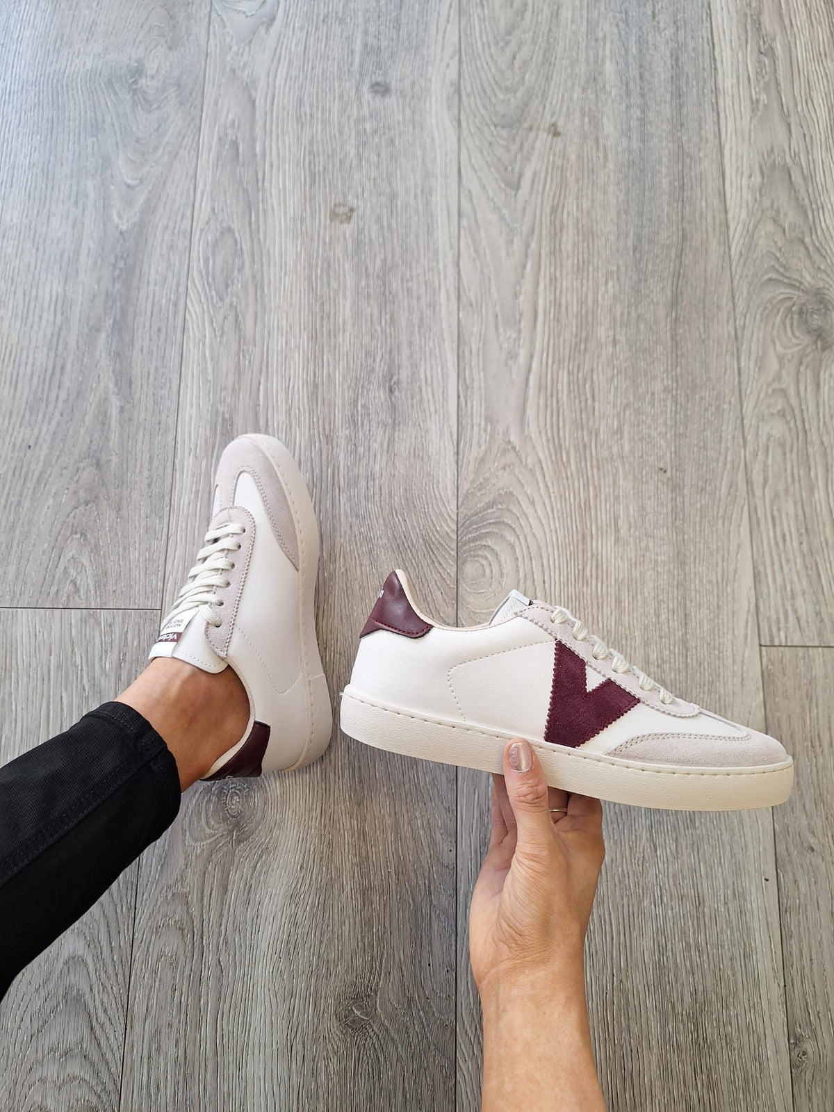 Victoria - 126184 Cream and Burgundy Trainer