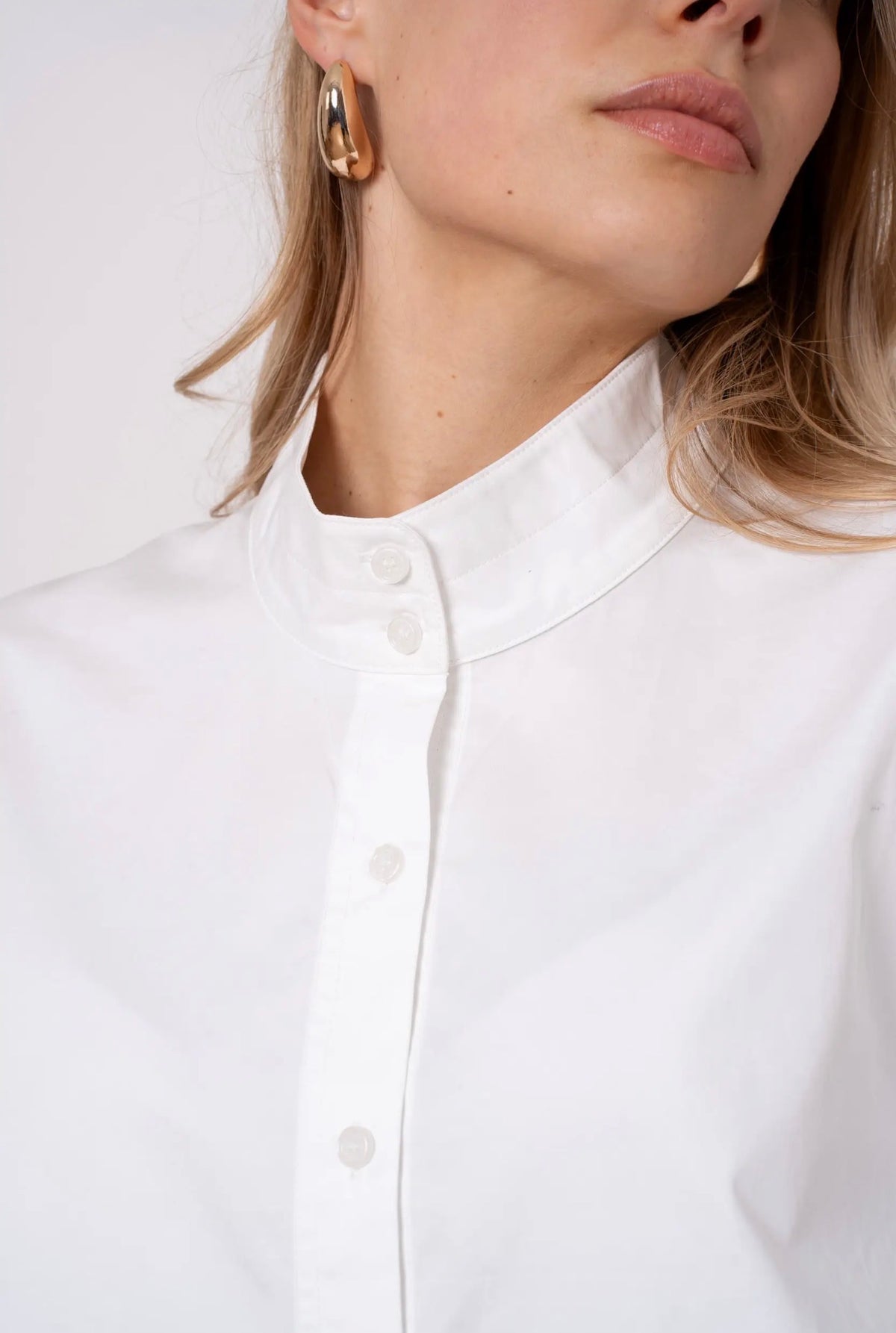 Anna - White High Collared Cropped Shirt