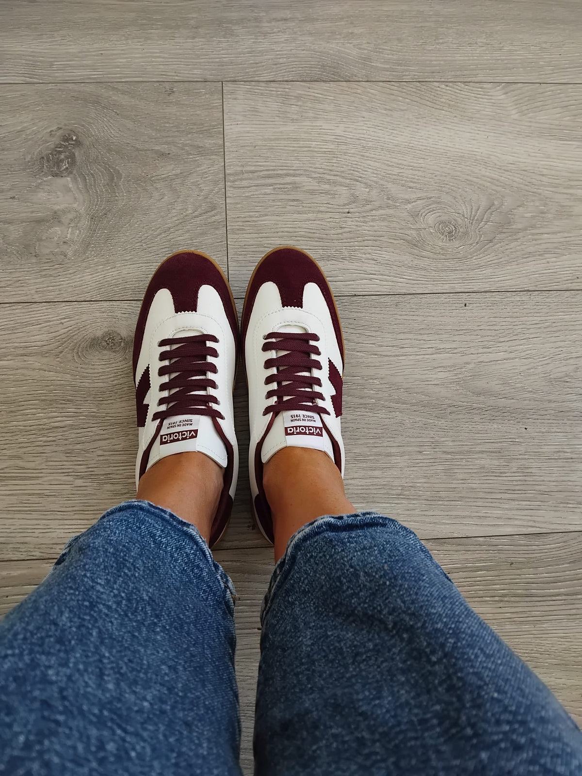 Victoria - 126207 White and Burgundy Trainer