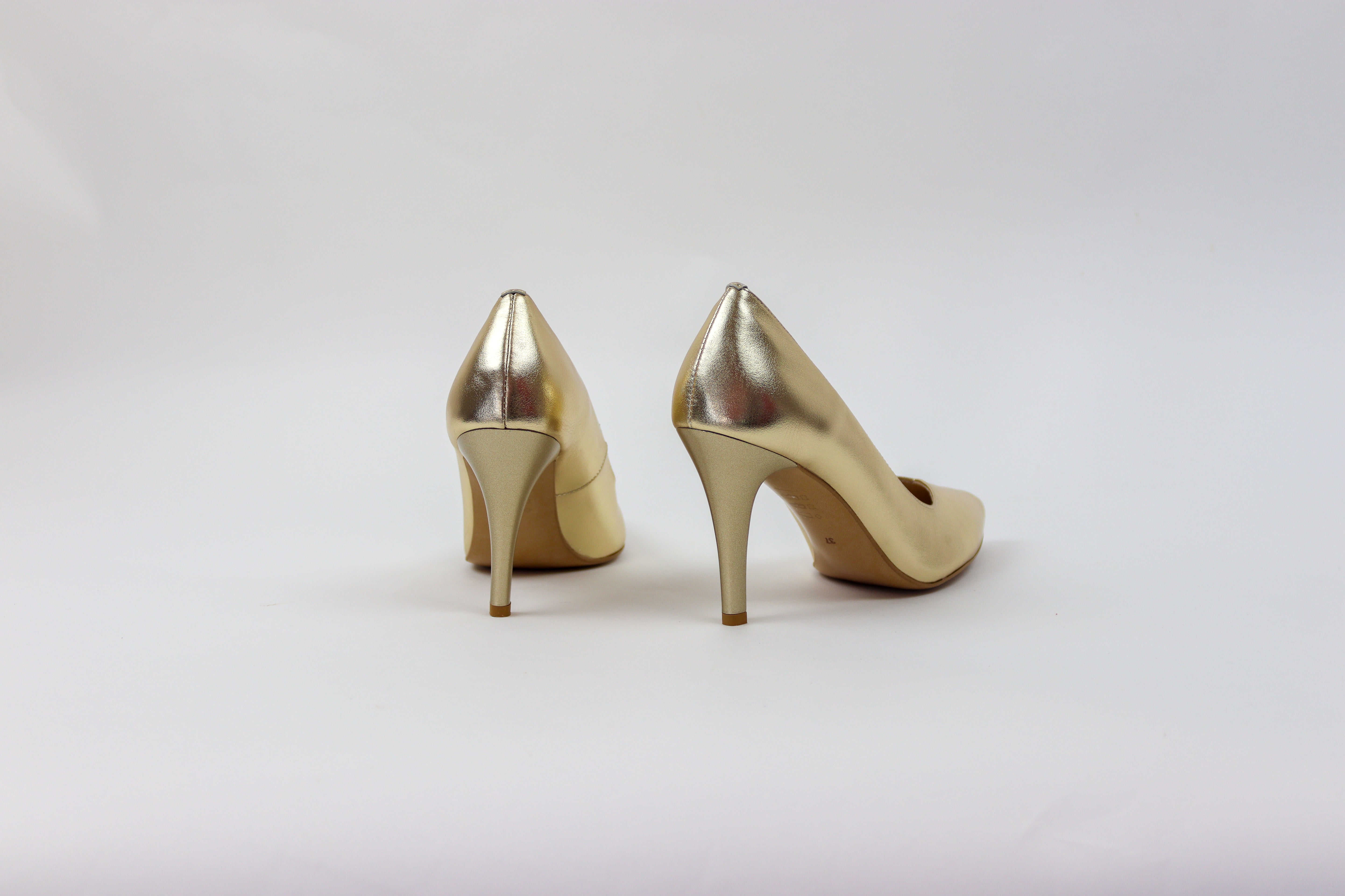 Rachels - S6046/154 Gold V Court Shoe