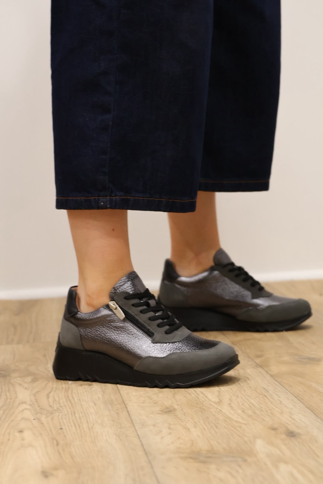 Wonders - E-6780 Pewter Zip Trainer