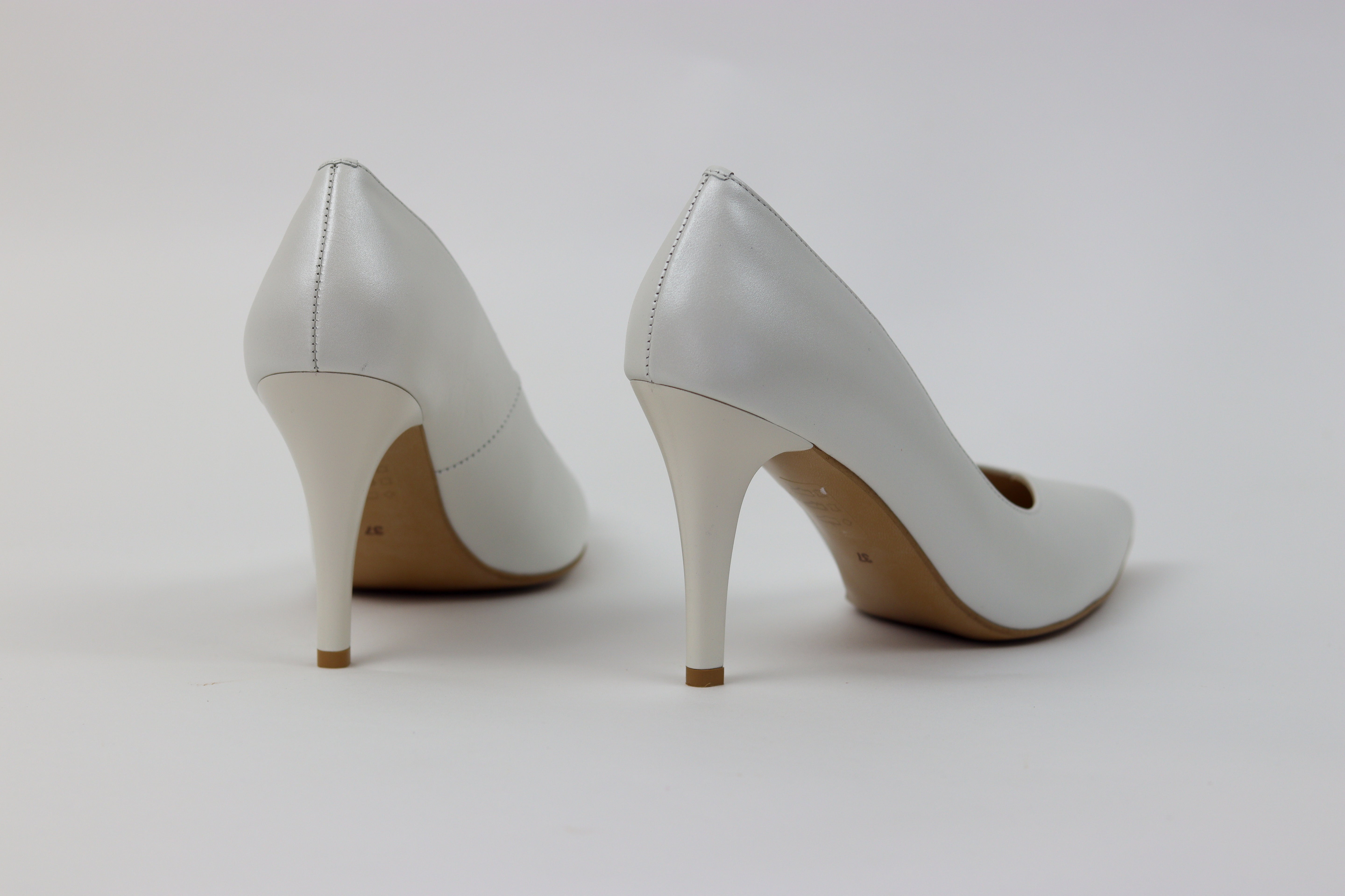 Rachels - S6047 Ecru V Court Shoe