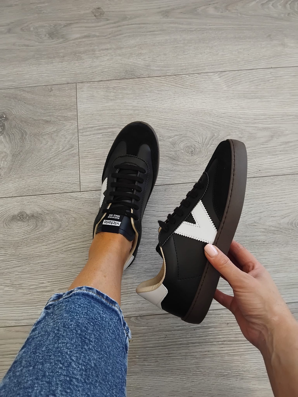 Victoria - 126186 Black and White Trainer