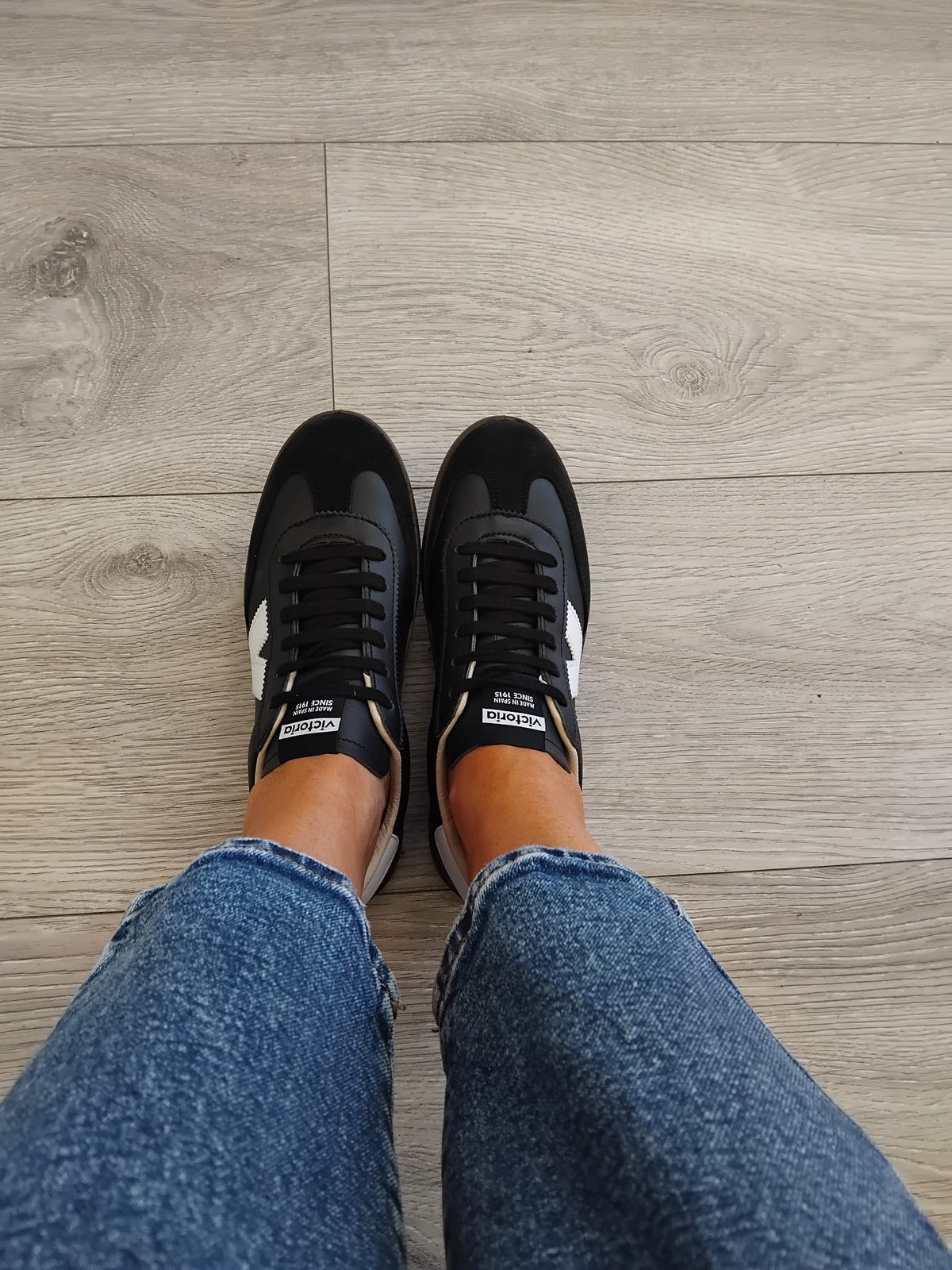 Victoria - 126186 Black and White Trainer