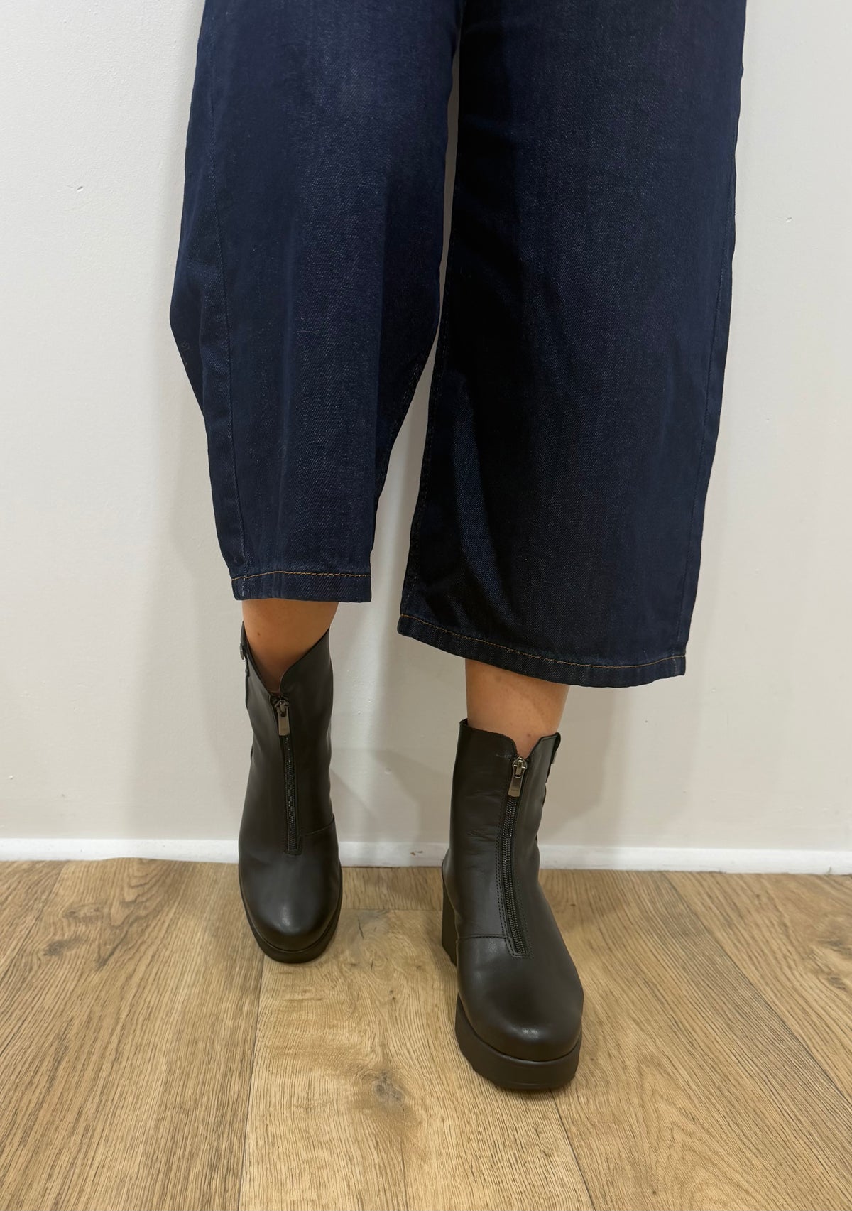 Jose Saenz - 6432 Black Front Zip Wedge