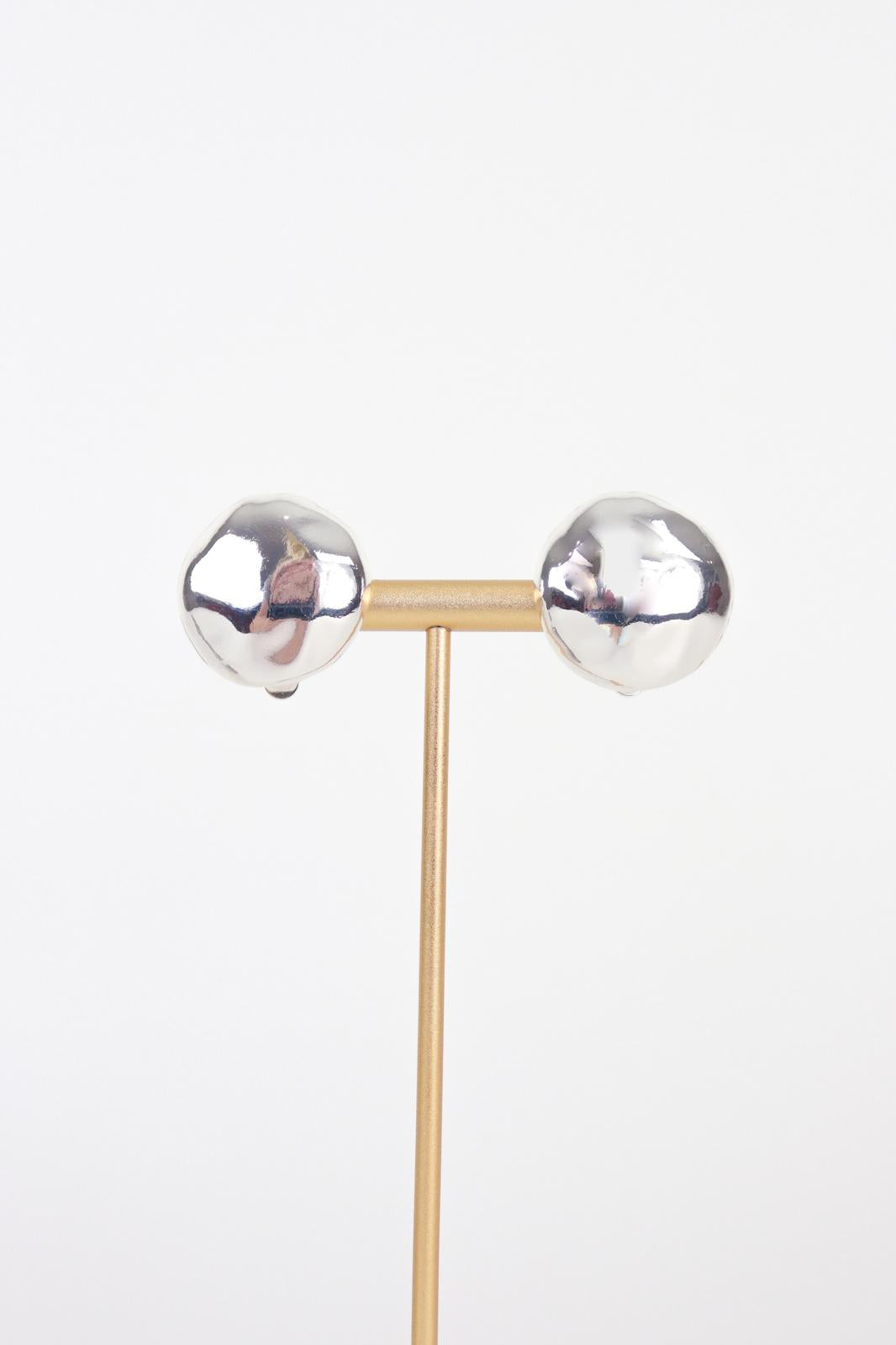 Karen Sampson - J12094 Silver Tone Hammered Disc Clip On Earrings