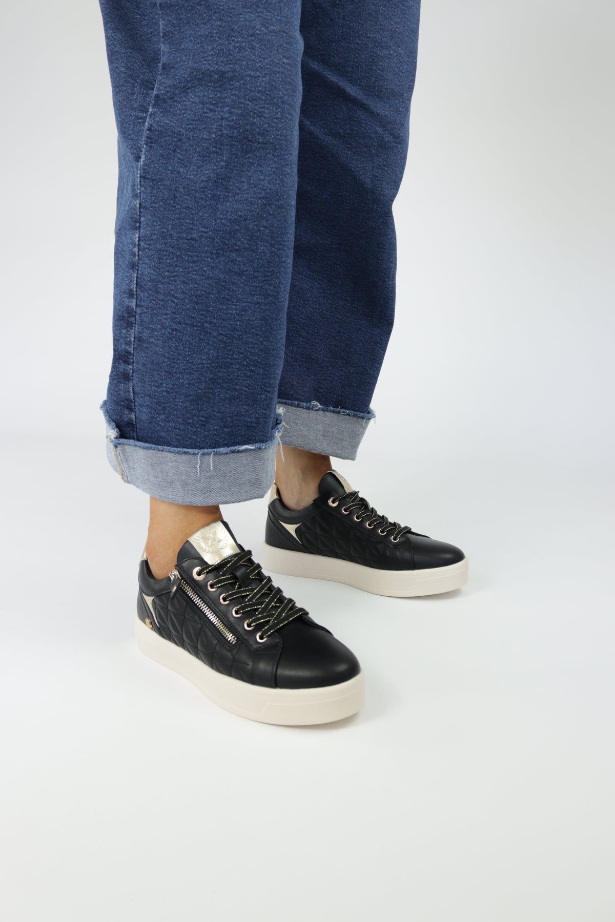 Xti - 144413 Black Gold Zip Trainer