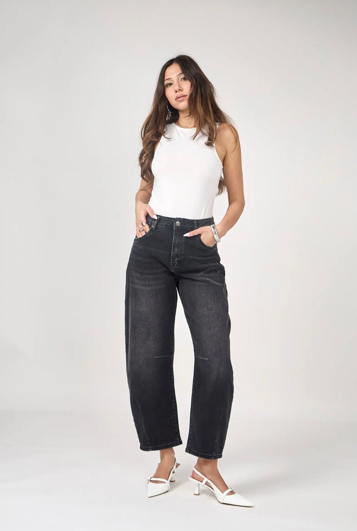 Anna - Black Cropped Barrel Jeans