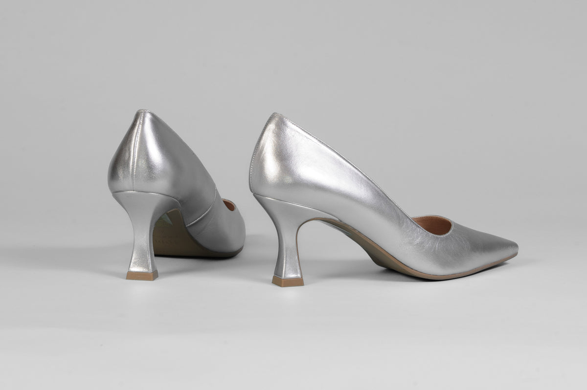 Lodi - Jona Silver Leather Court with a Kitten heel*