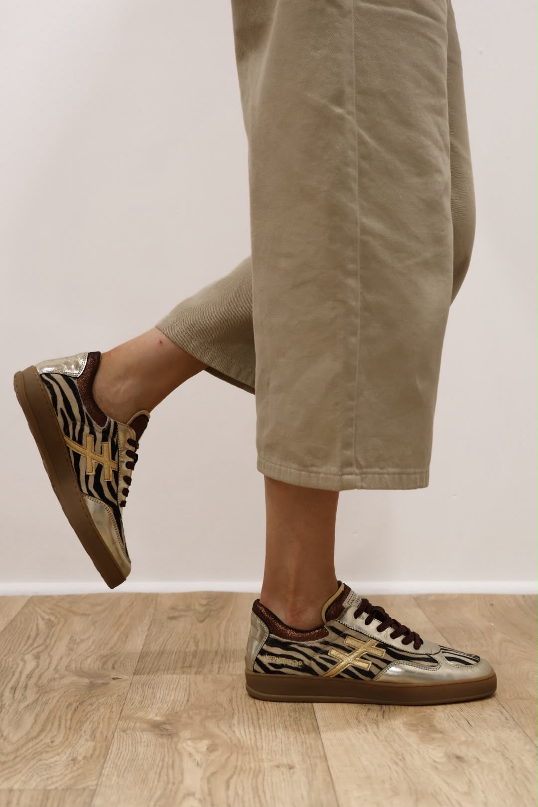 Another Trend - A03490 [Platino] Gold & Zebra Trainer