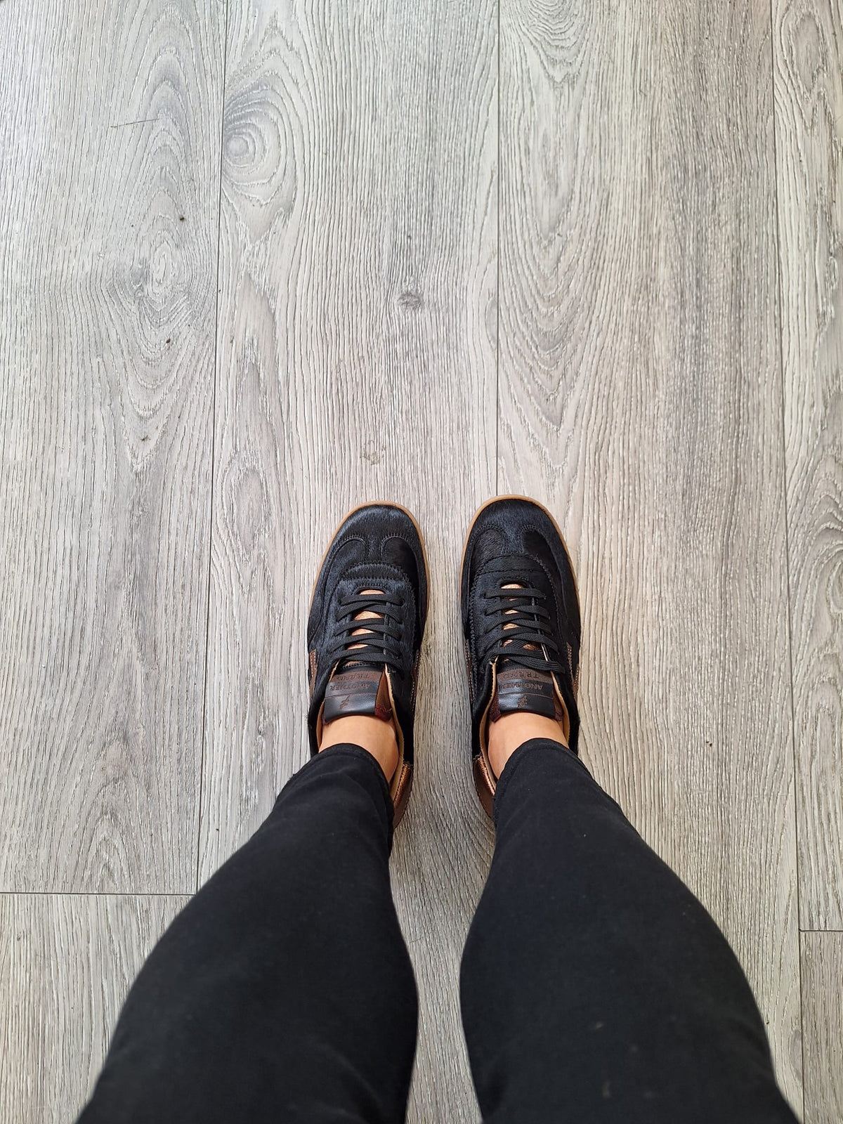 Another Trend - A032 [Negro] Black & Gold Trainer
