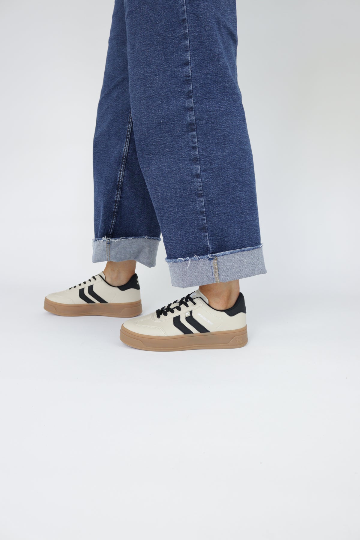 Xti - 144585 Beige and Black Platform Trainer