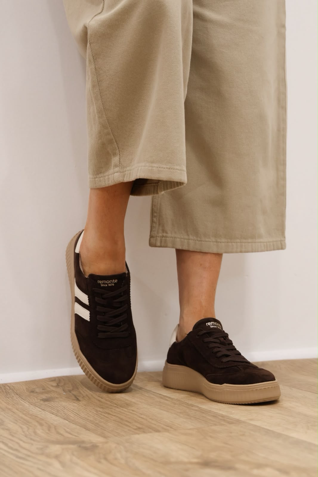 Remonte - D3E00-25 Brown Suede Trainer