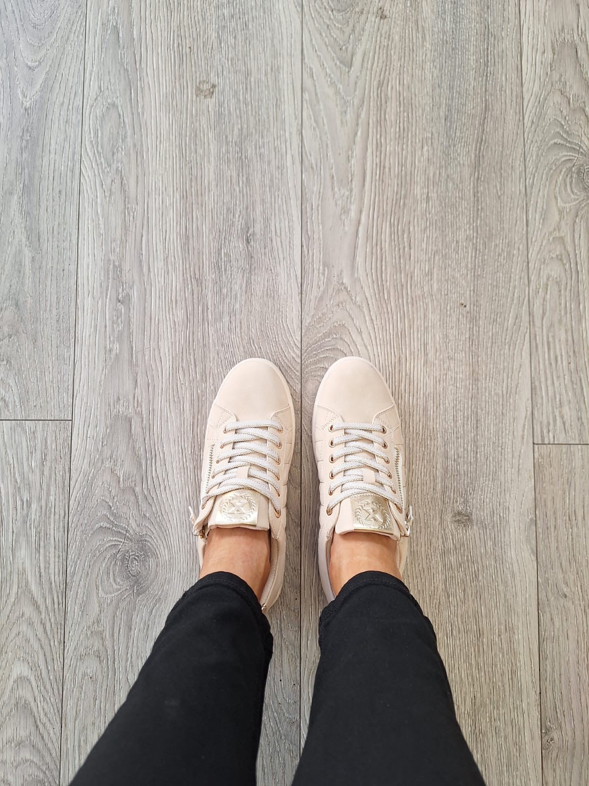 Xti - 144413 Beige Gold Zip Trainer