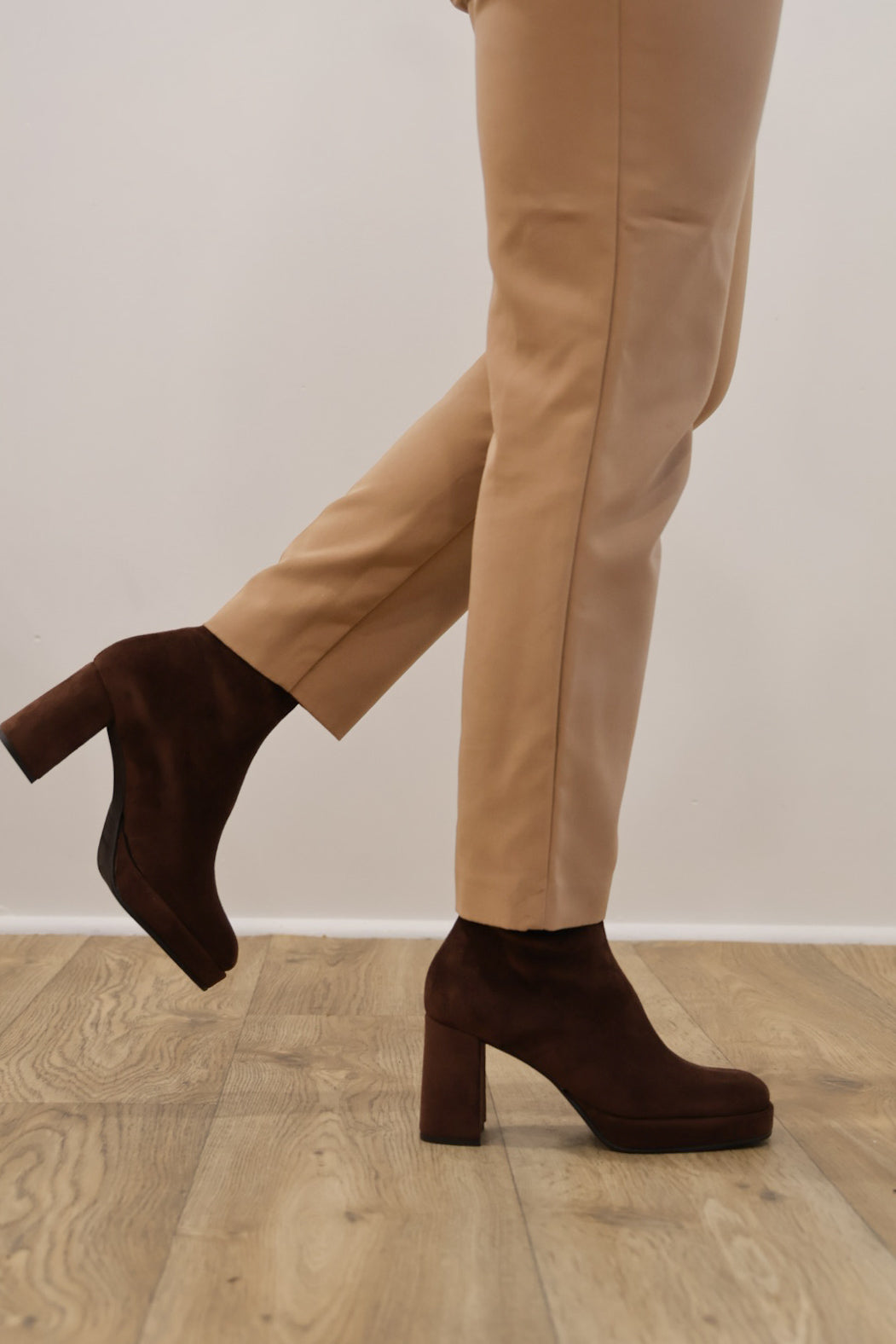 Miss Elastic - 77031 Brown Suede Platform Ankle Boot