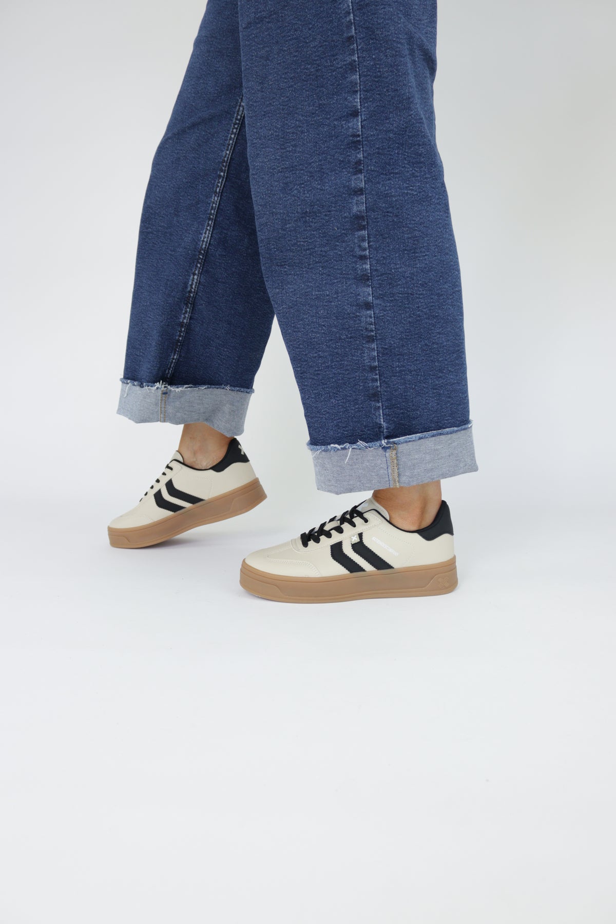 Xti - 144585 Beige and Black Platform Trainer