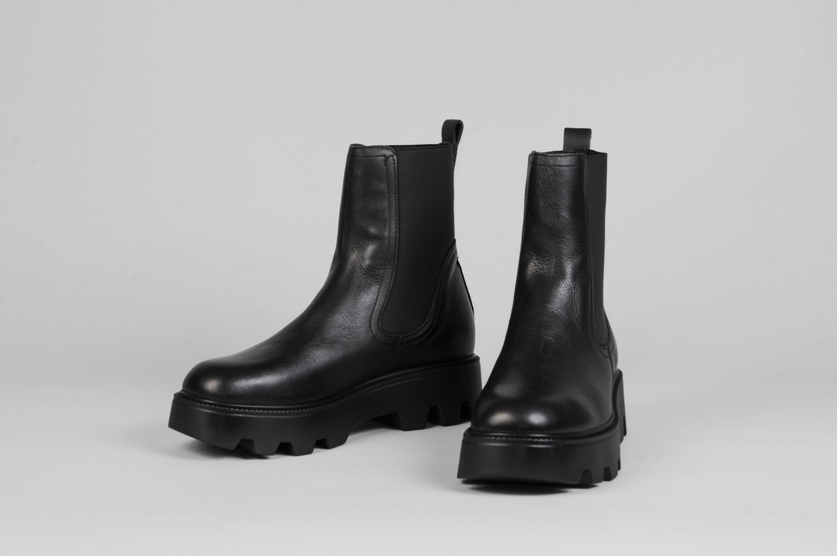 MJUS - Black Leather Chelsea Boot