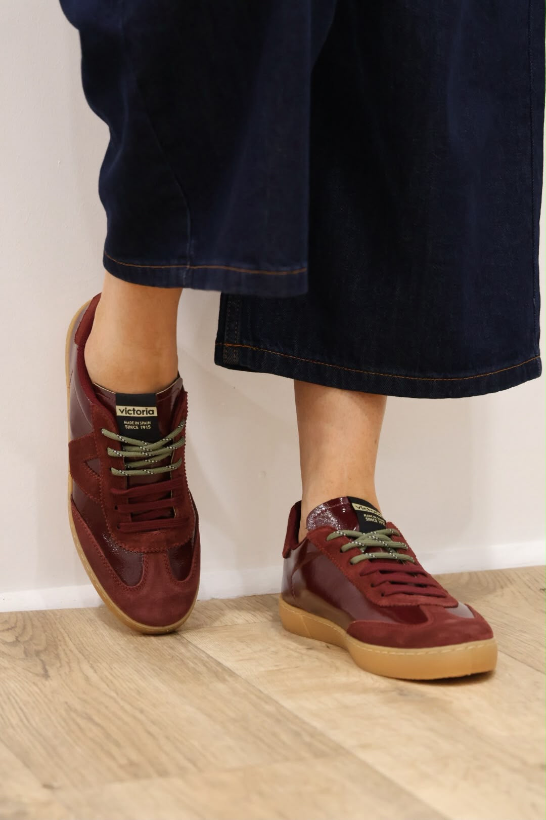 Victoria - 1 126243 Burgundy Trainer