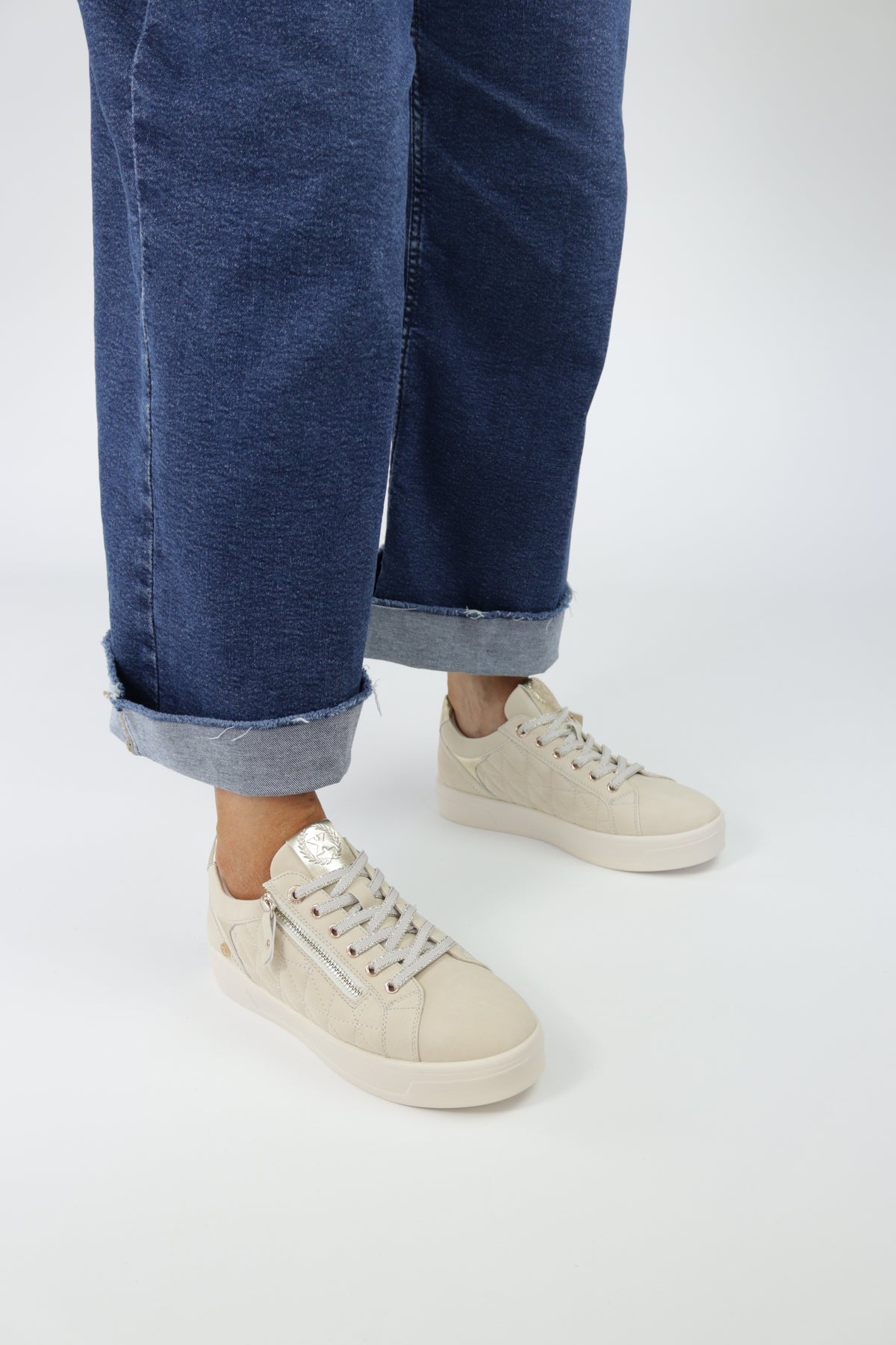 Xti - 144413 Beige Gold Zip Trainer