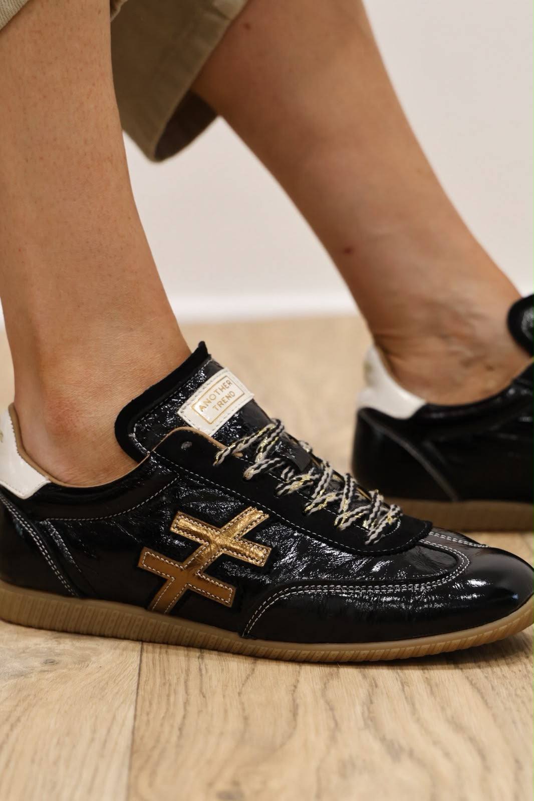 Another Trend - A07847 [Negro] Black & Bronze Patent Trainer