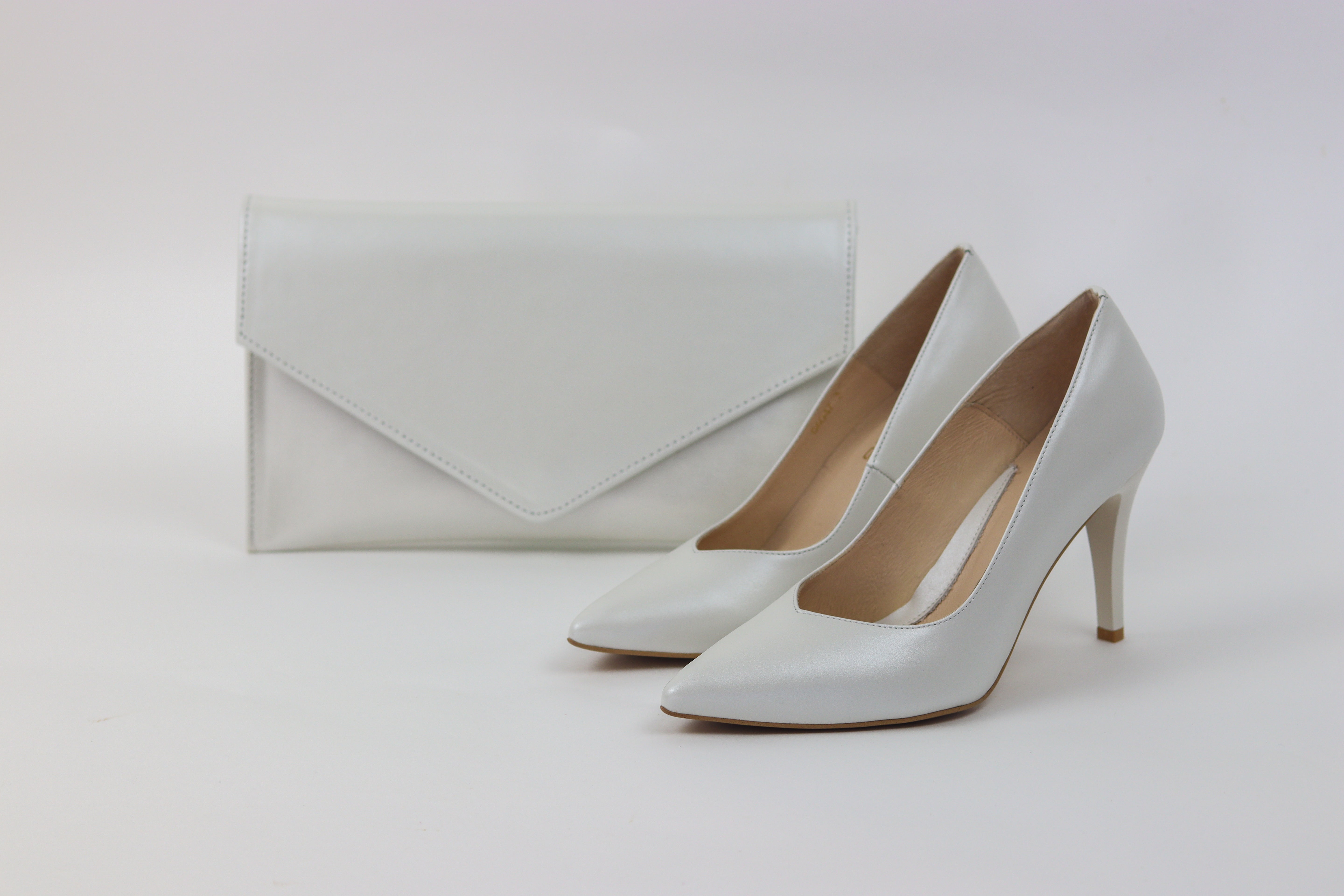 Rachels - S6047 Ecru V Court Shoe