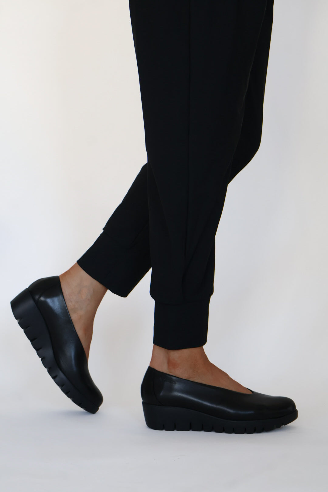 Wonders - C-33100 Black Wedge Pump