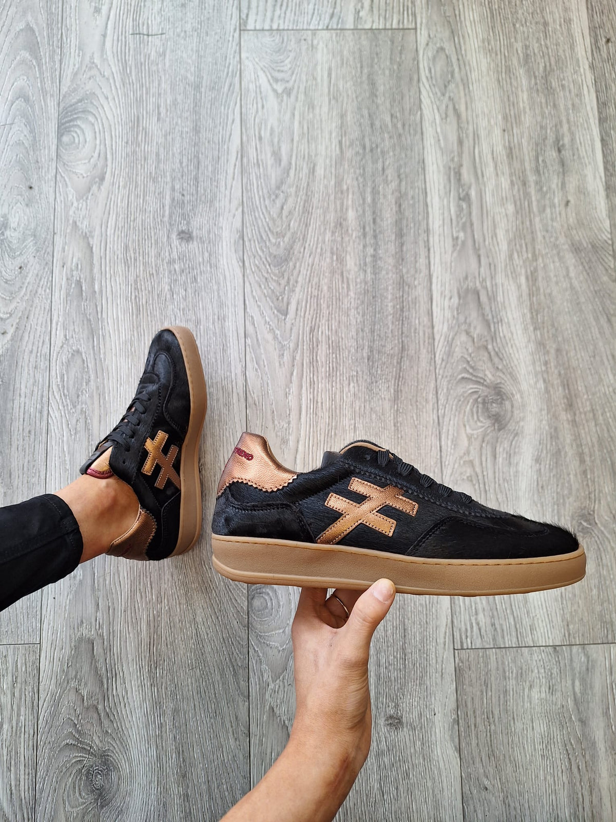 Another Trend - A032 [Negro] Black & Gold Trainer