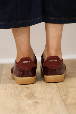 Victoria - 1 126243 Burgundy Trainer