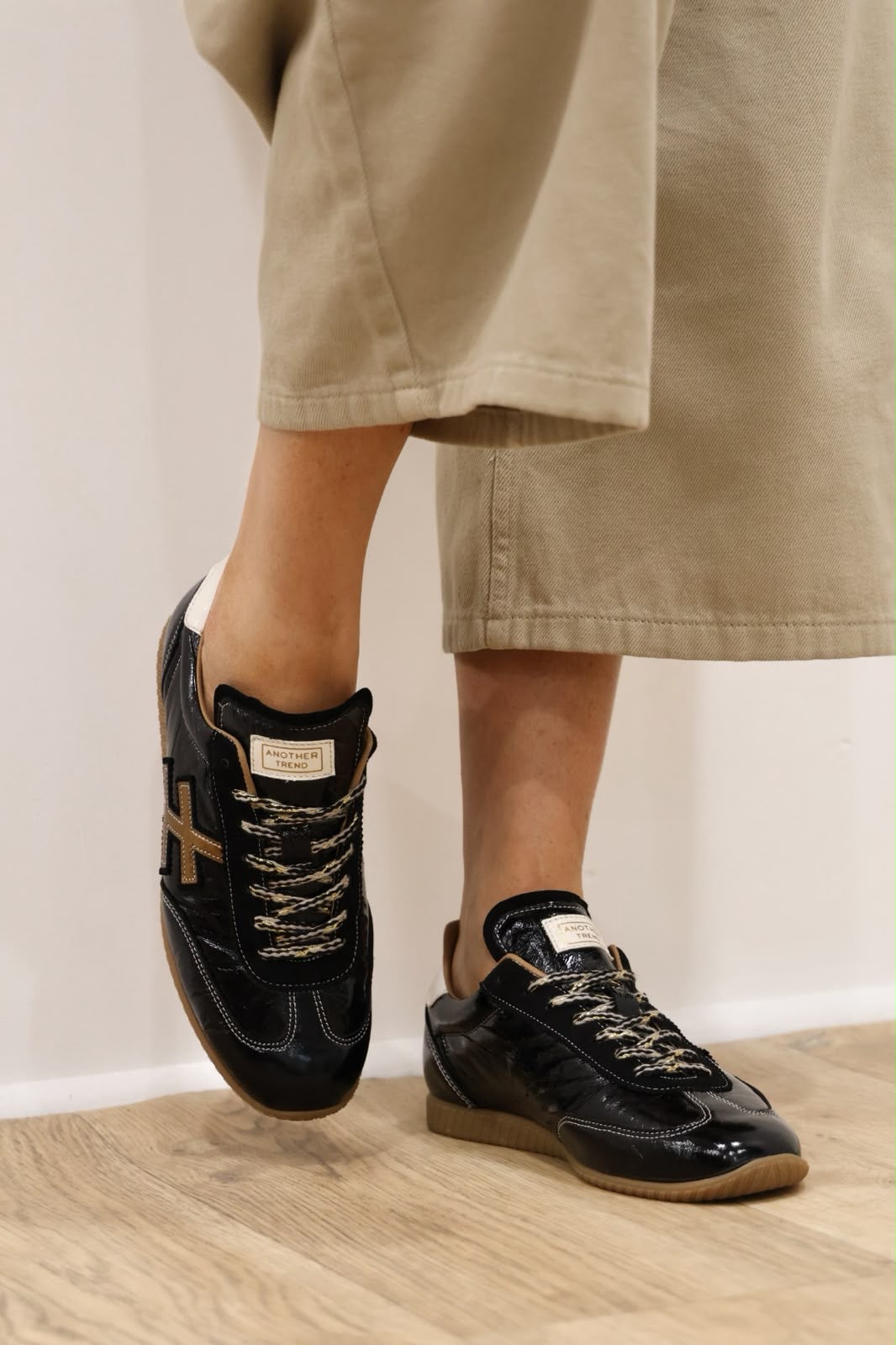 Another Trend - A07847 [Negro] Black & Bronze Patent Trainer
