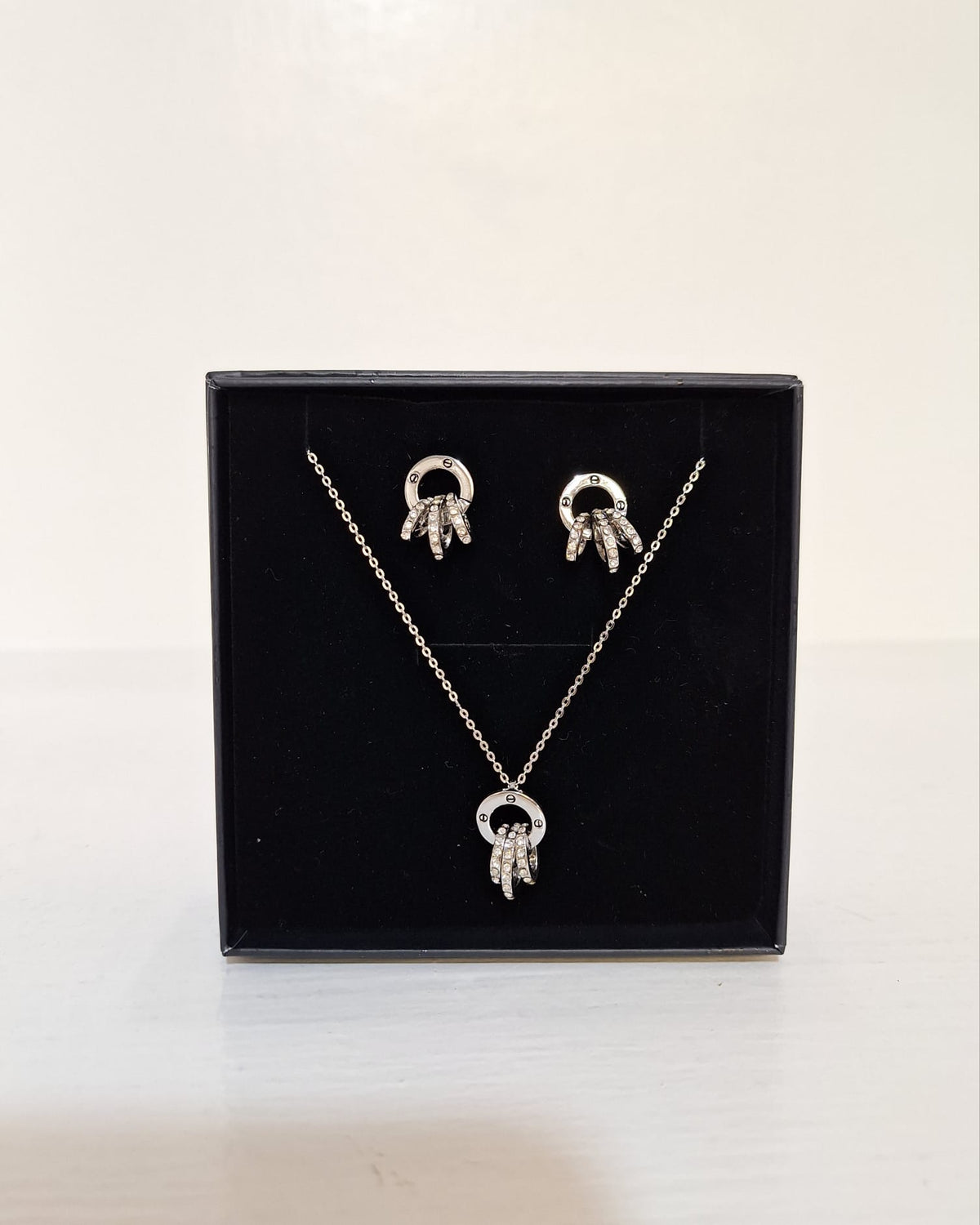 Karen Sampson - J11901 Silver 3 Ring Chain & Earrings set