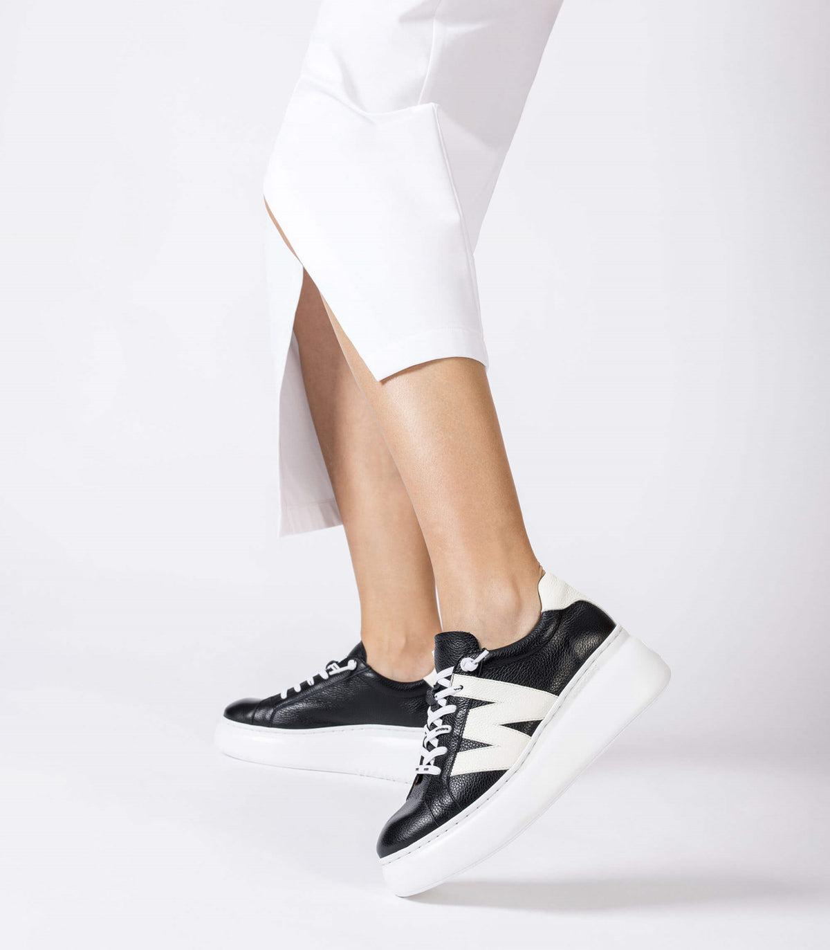 Wonders - A-2660 Black and Cream Trainer