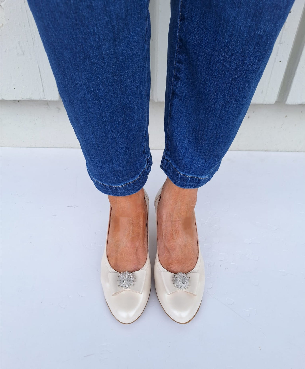 Le Babe - 3047 Ivory leather Cluster Court shoe with a Kitten heel*