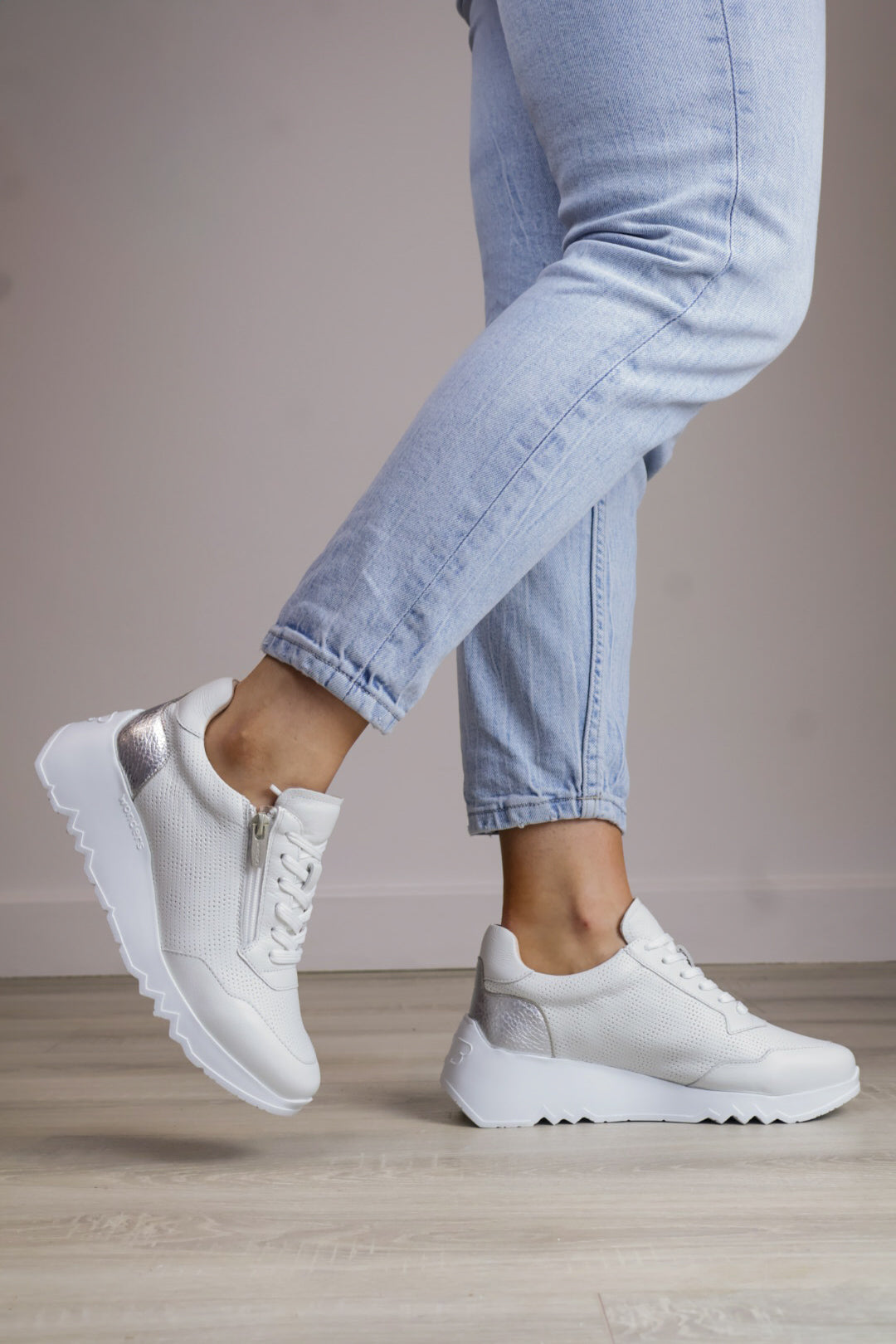 Wonders - E-6771 White Zip Trainer