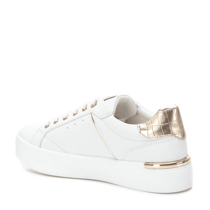 Xti - 142231 White Trainers with a Gold Trim