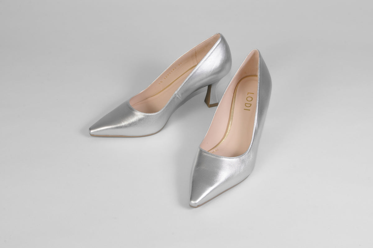 Lodi - Jona Silver Leather Court with a Kitten heel*