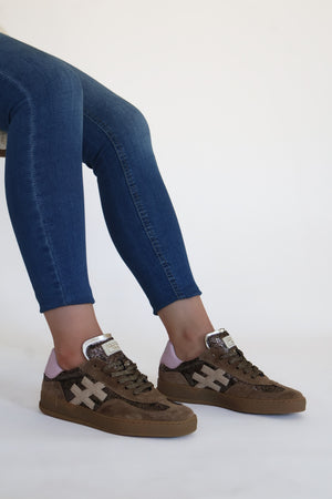 Another Trend - A032 [Tostado] Taupe Suede Trainer