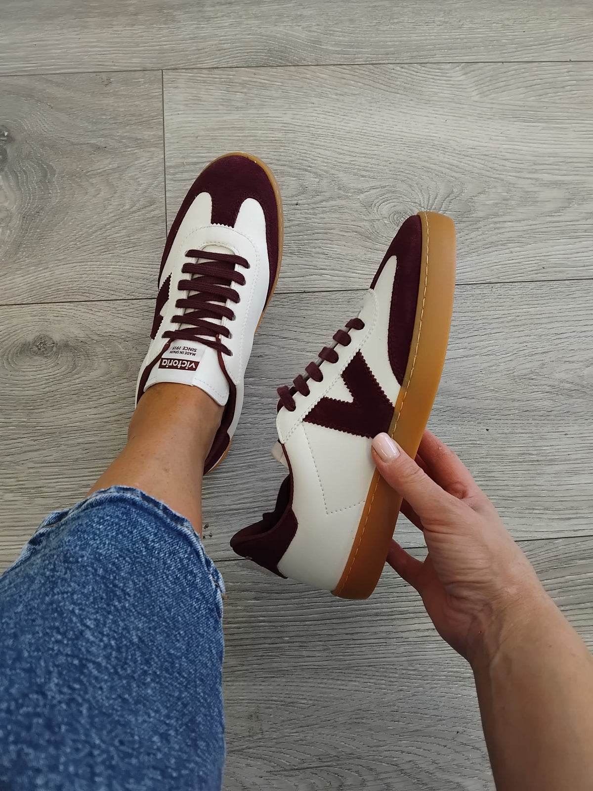 Victoria - 126207 White and Burgundy Trainer