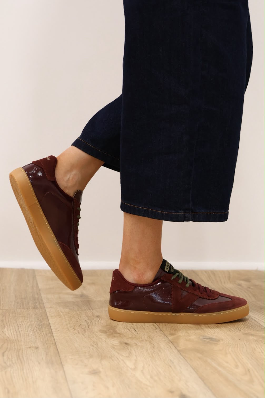 Victoria - 1 126243 Burgundy Trainer