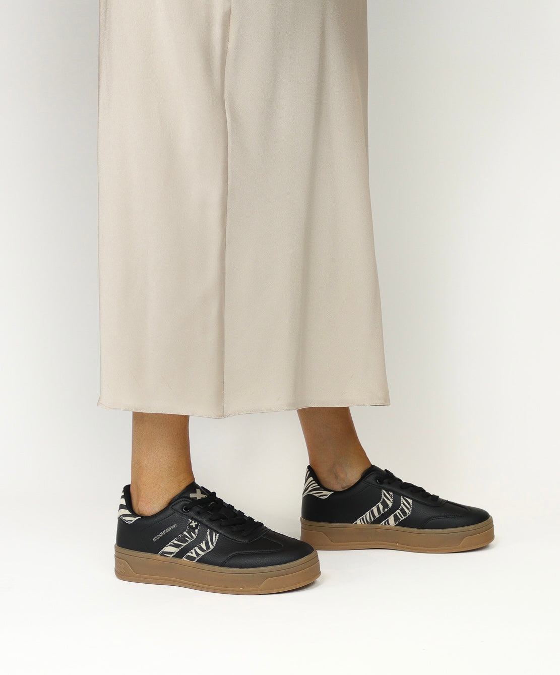 XTI - 144585 Black Platform Trainer