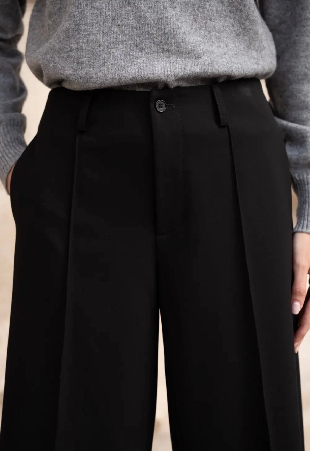 Anna - Black Bermuda Trousers