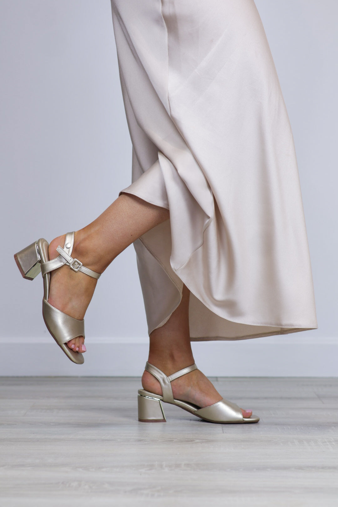 Refresh - 175088 Gold Sandal