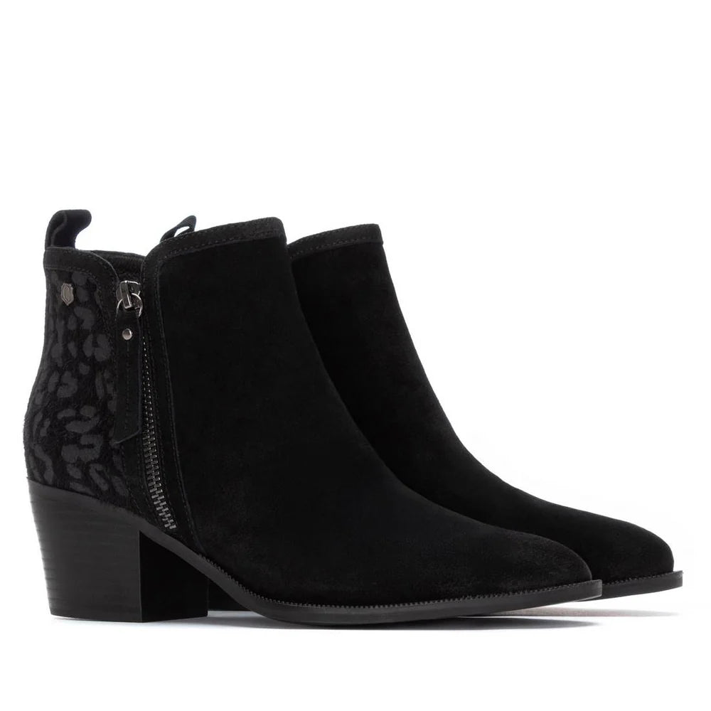 Carmela - 162582 Black Zip Ankle Boot