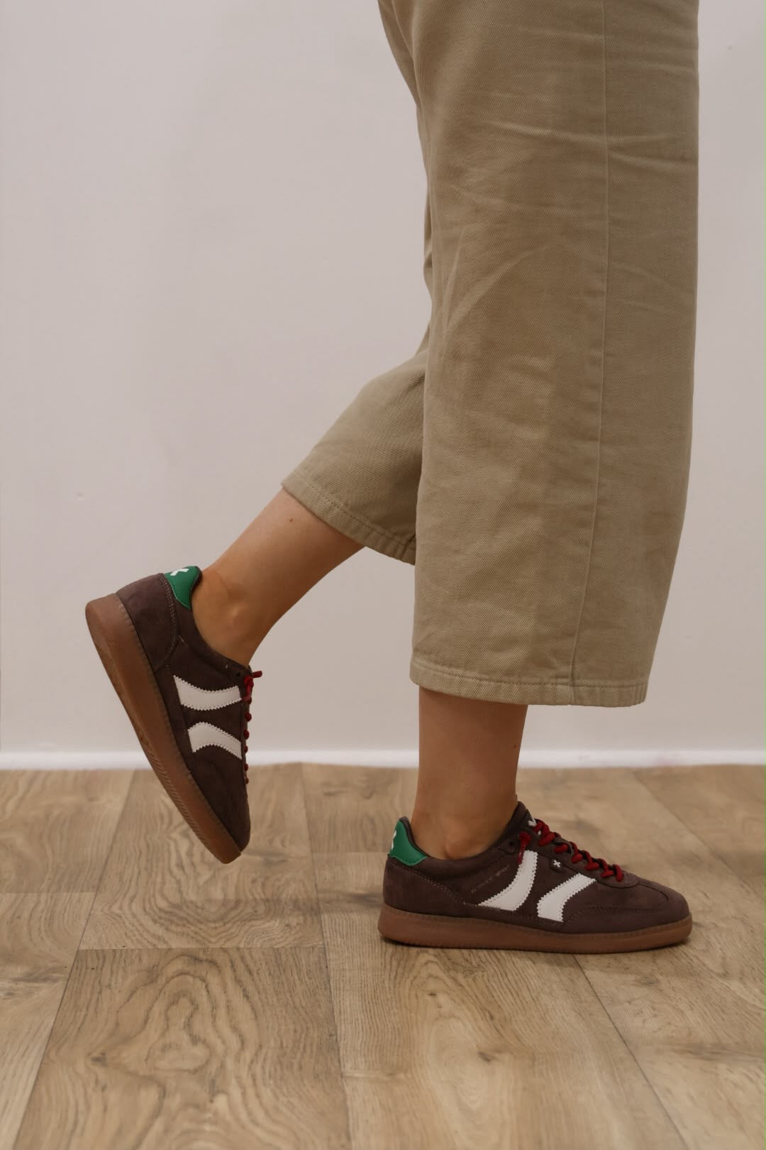XTI - 144170 Brown Elastic Trainer