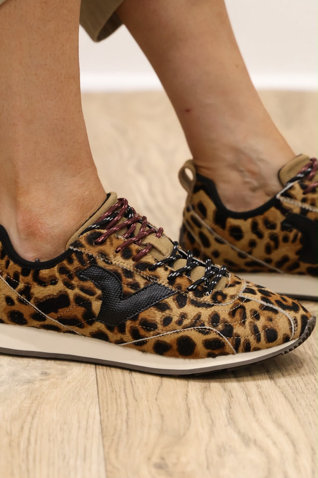 Victoria - 8 812105 Leopard Trainer