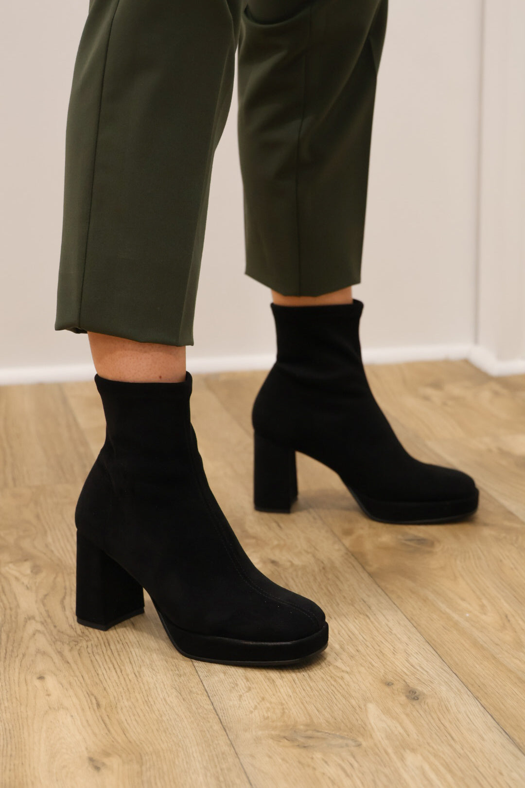 Miss Elastic - 77030 Black Suede Platform Ankle Boot