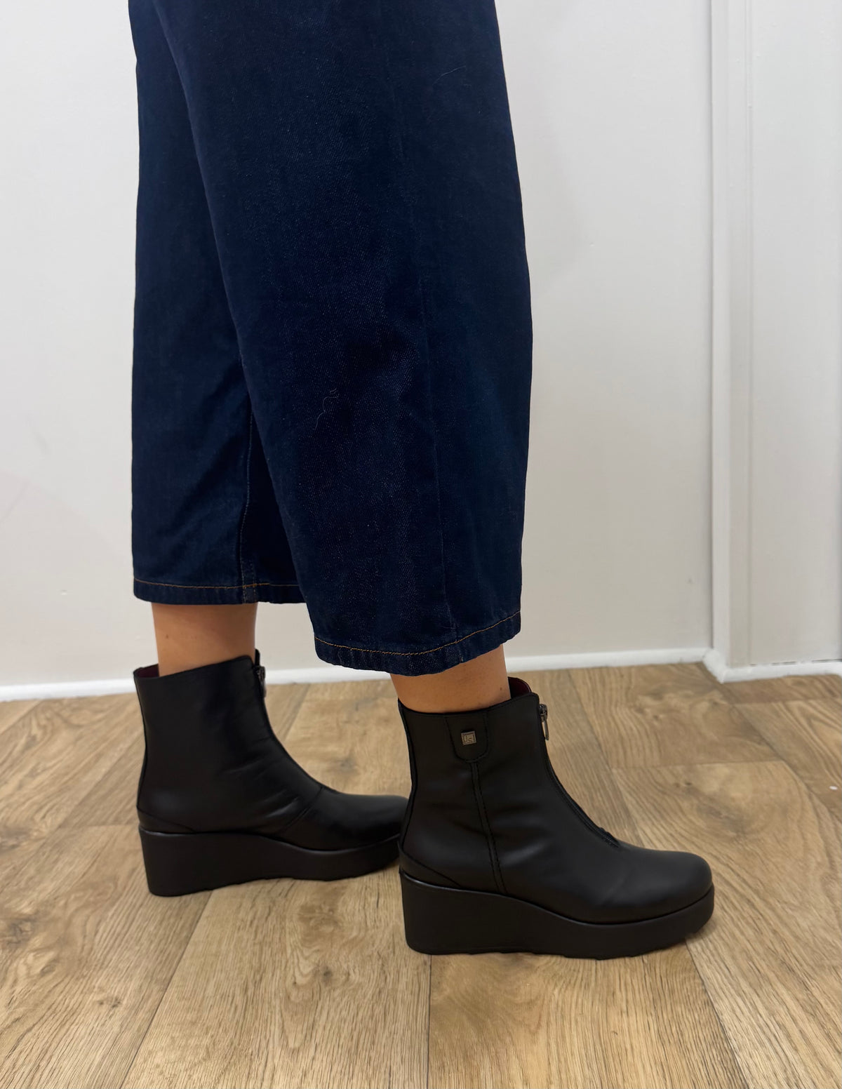 Jose Saenz - 6432 Black Front Zip Wedge