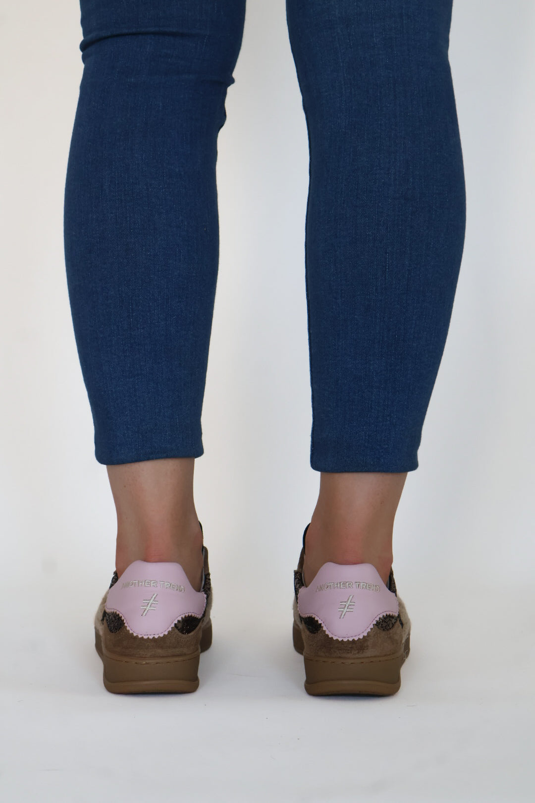 Another Trend - A032 [Tostado] Taupe Suede Trainer