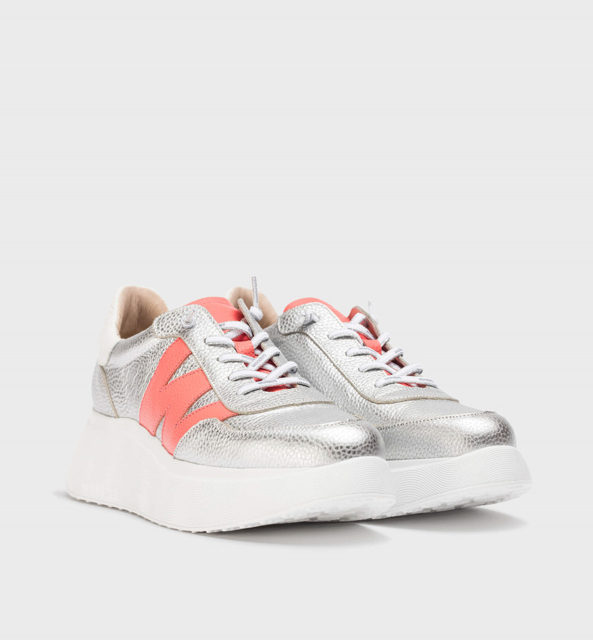 Wonders - A-3625 Silver and Coral Trainer