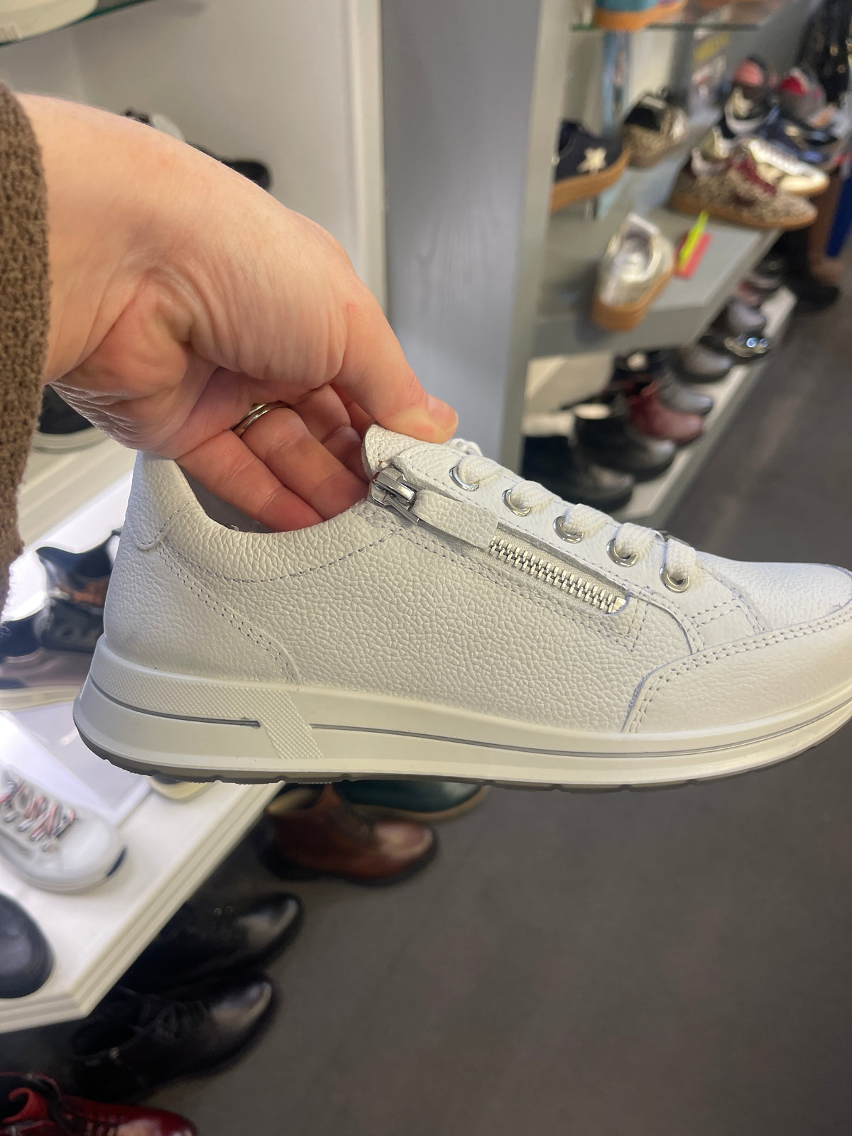 Ara - 55801 White Zip Trainer